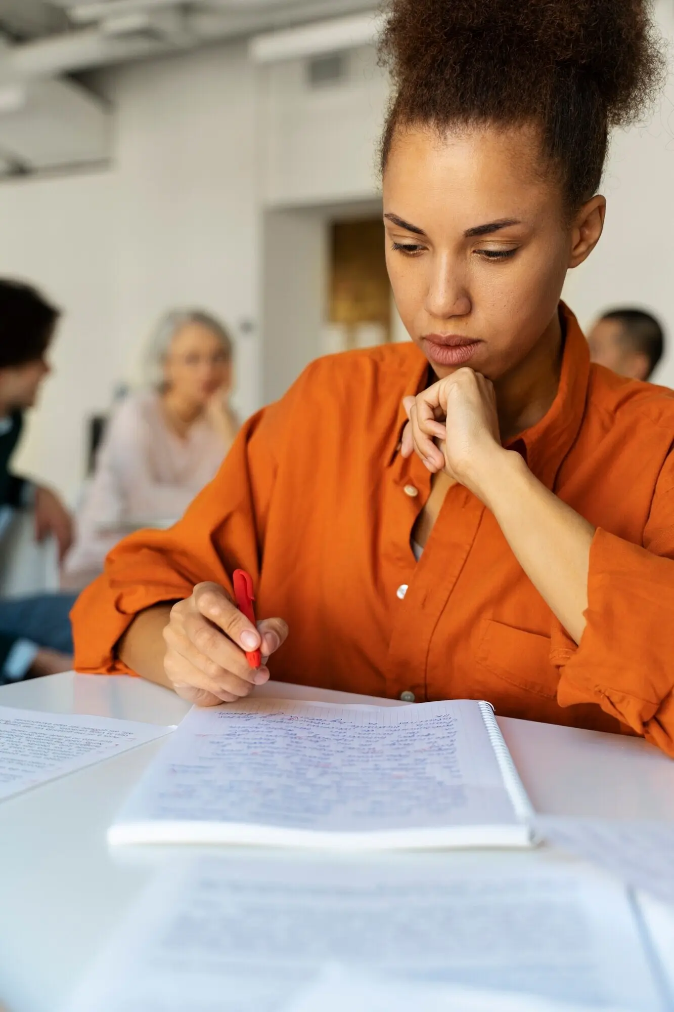 Halbnahe Aufnahme einer Frau, die Grammatikfehler korrigiert.