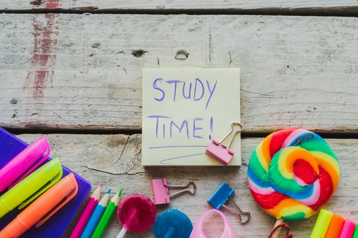 Anordnung mit Schulmaterial und Süßigkeiten