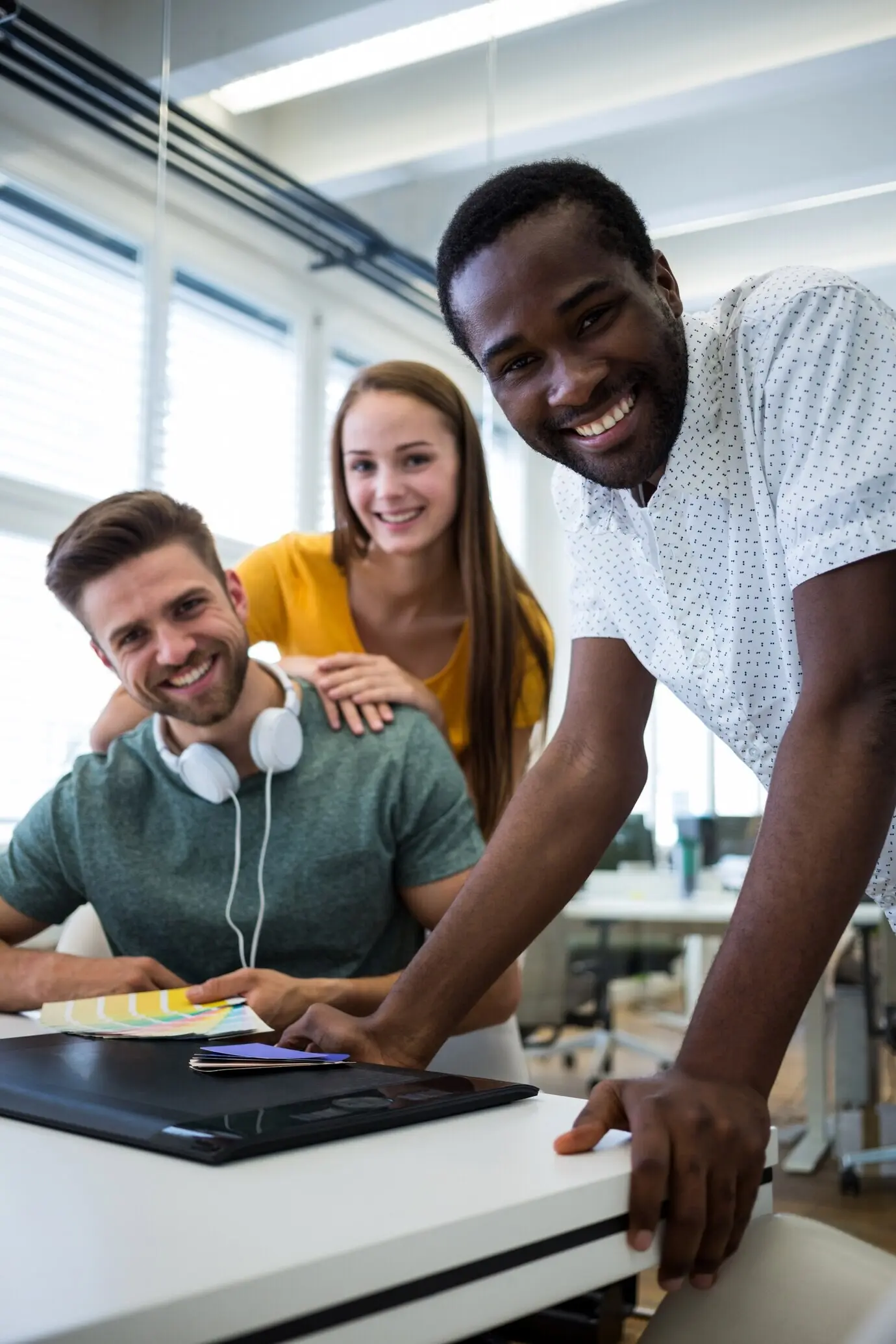 Gruppe von Grafikdesignern mit einem Farbfächer